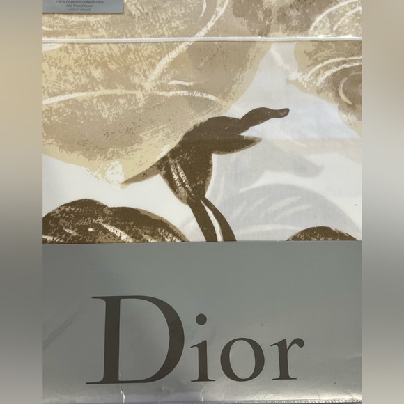 CHRISTIAN DIOR**Flat Sheet***106x110”***Percale Rose $150**100% Cotton - Picture 3 of 5
